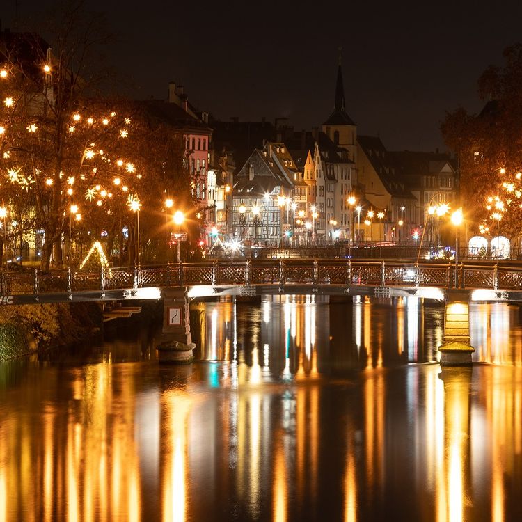 Reflets de lumières de la ville dans le fleuve